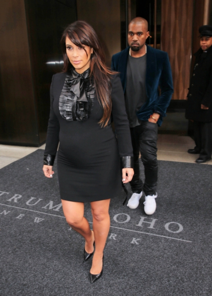 Kim Kardashian eşi Kanye West eşliğinde New York'ta.
