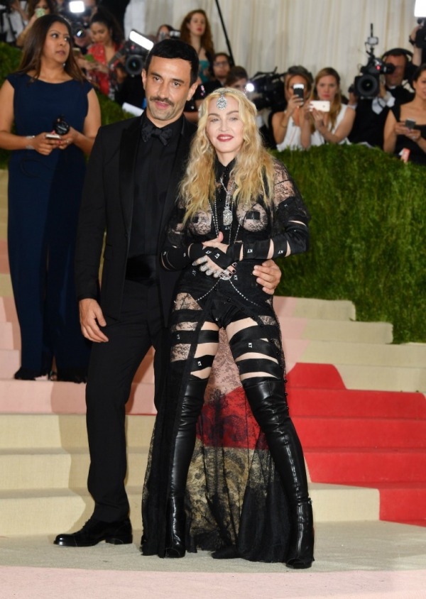 Madonna, Elbise: Givenchy Haute Couture