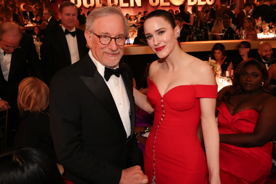 Steven Spielberg ve Rachel Brosnahan  