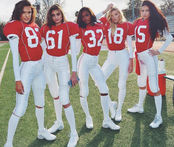 Victoria's Secret Melekleri Amerikan Futbolu oynuyor.