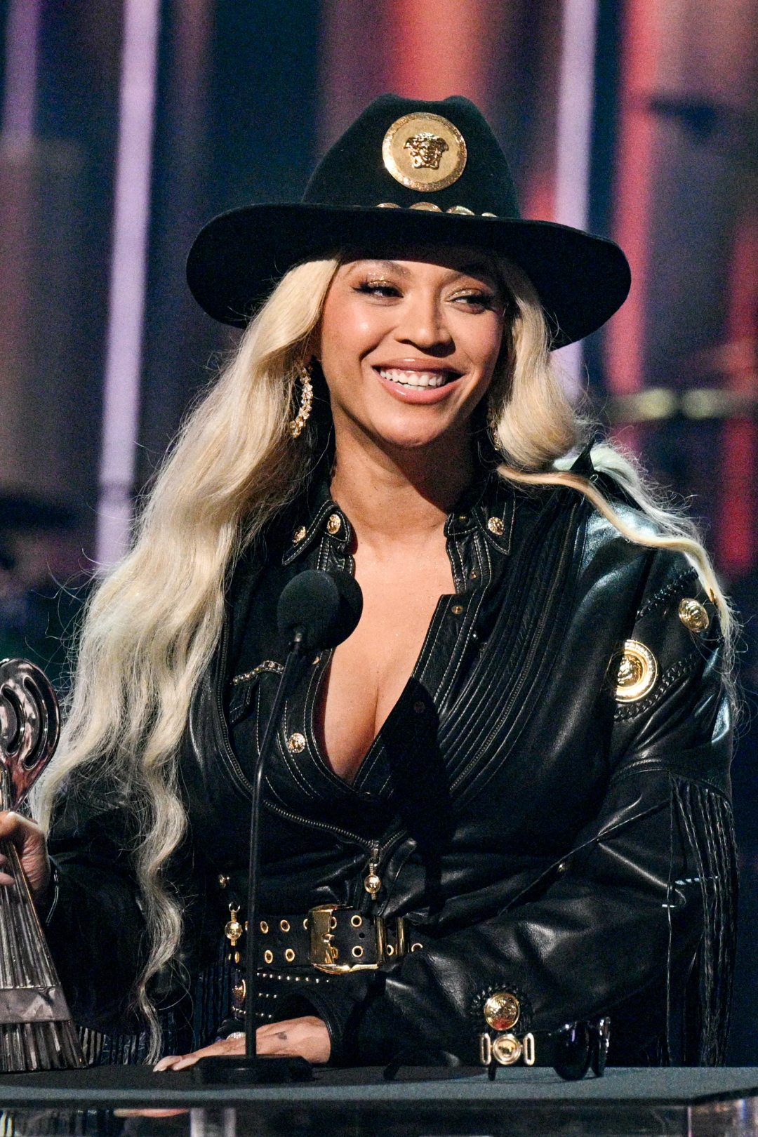 Beyoncé, "Levii's Jeans" Şarkı Sözlerine Baştan Aşağı Denim Giyerek Atıfta Bulunuyor
