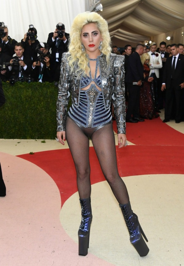 Lady Gaga, Elbise: Atelier Versace, Mücevher: Lorraine Schwartz