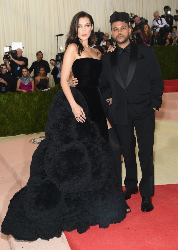Bella Hadid Elbise: Givenchy Haute Couture, The Weeknd Takım Elbise: Givenchy