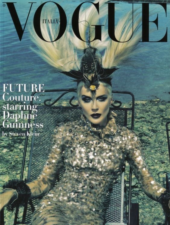 Vogue İtalya, Eylül 2008. Daphne Guinness, Future Couture ekinin kapağında.