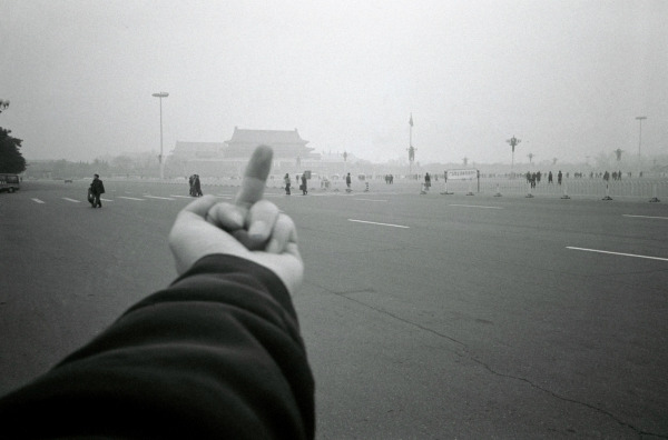 Ai Weiwei Perspektif Etüdü, 1995-2011 Tiananmen Meydanı, 1995 Siyah beyaz fotoğraf Ai Weiwei Studio