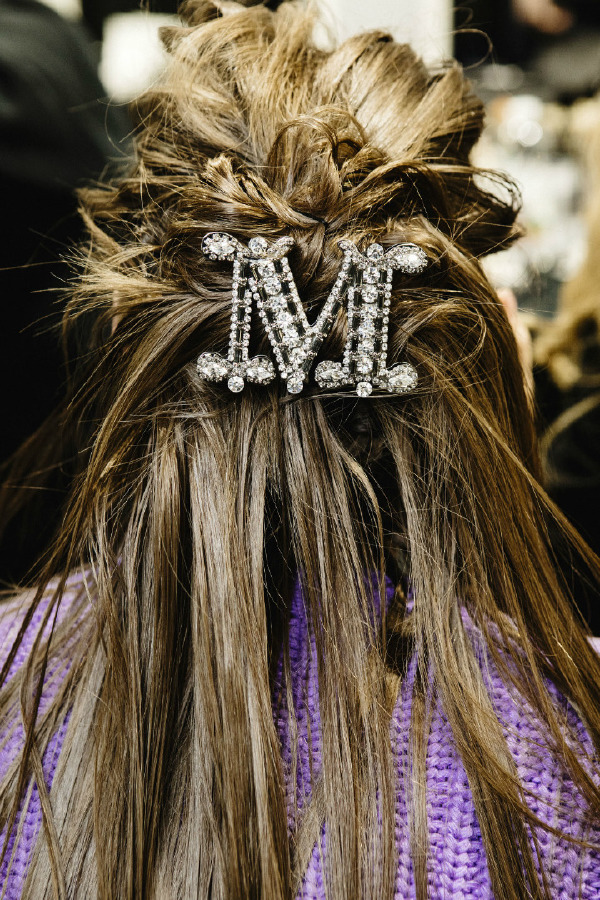 Max Mara'nın Cool ve Işıltılı Saç Aksesuarları