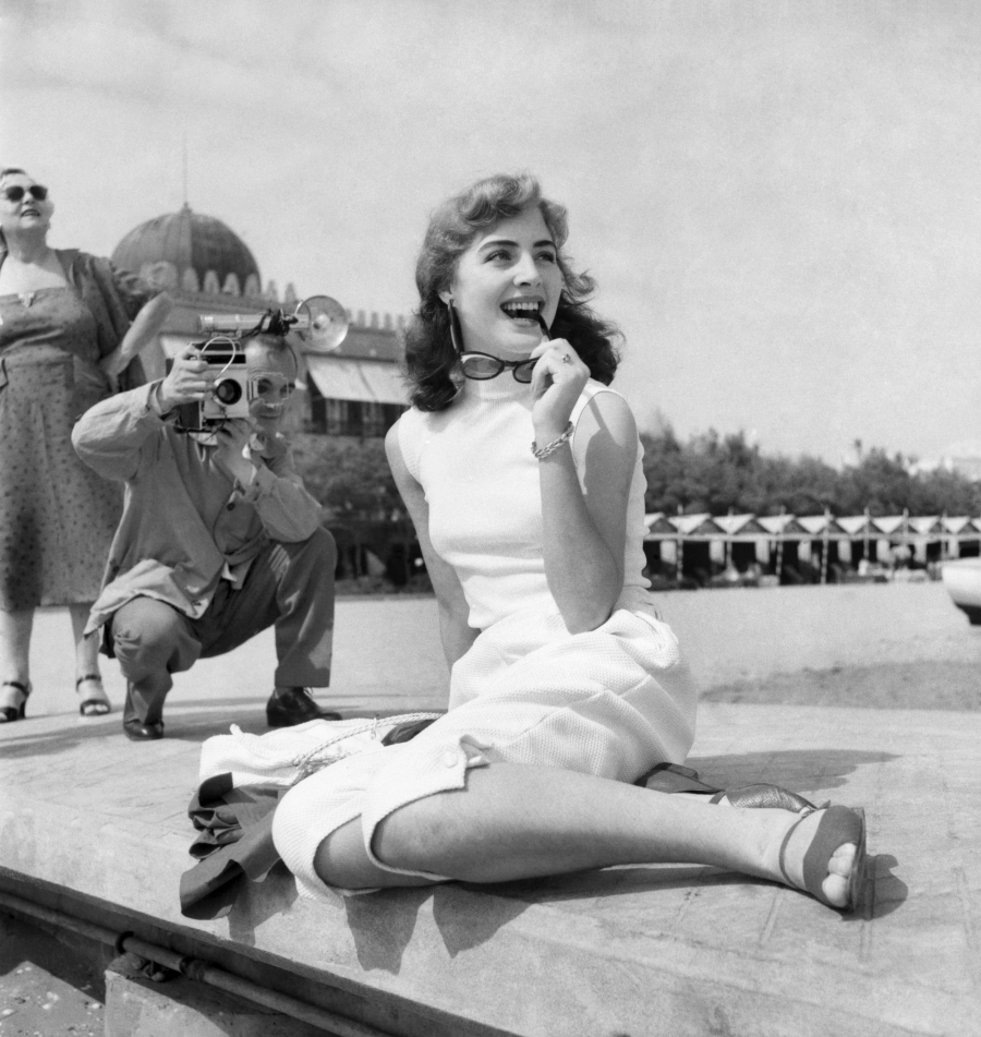 1953 - İtalyan oyuncu Leonora Ruffo, 14.Venedik Film Festivali'nde fotoğrafçılara poz verirken