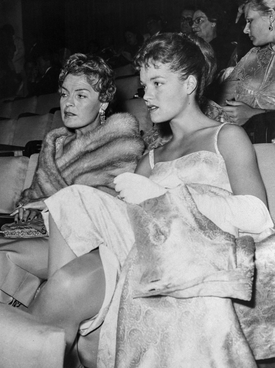 1957 - Romy Schnedier annesi Magda ile Eye For An Eye filmi tanıtımında