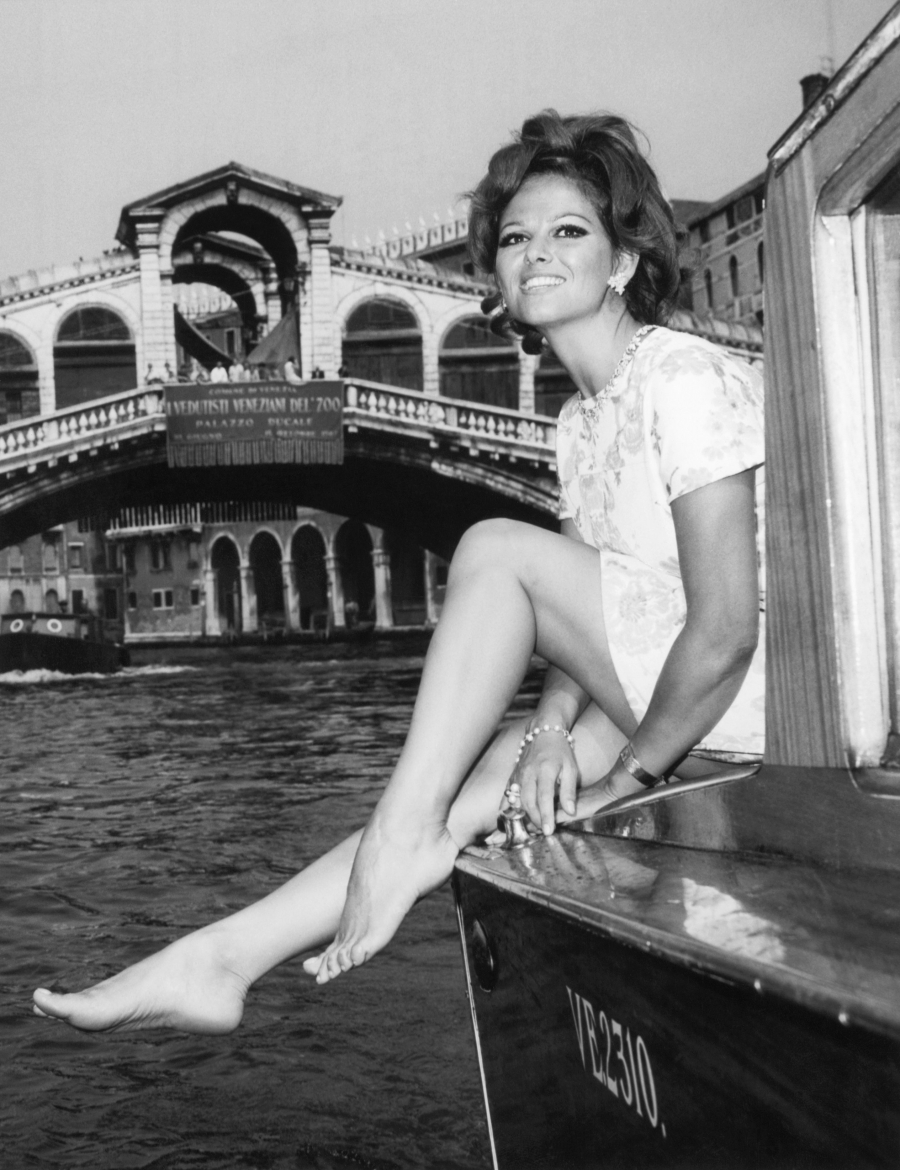 1967 - Claudia Cardinale, 28. Venedik Film Festival'de kanal manzarasının keyfini çıkarırken