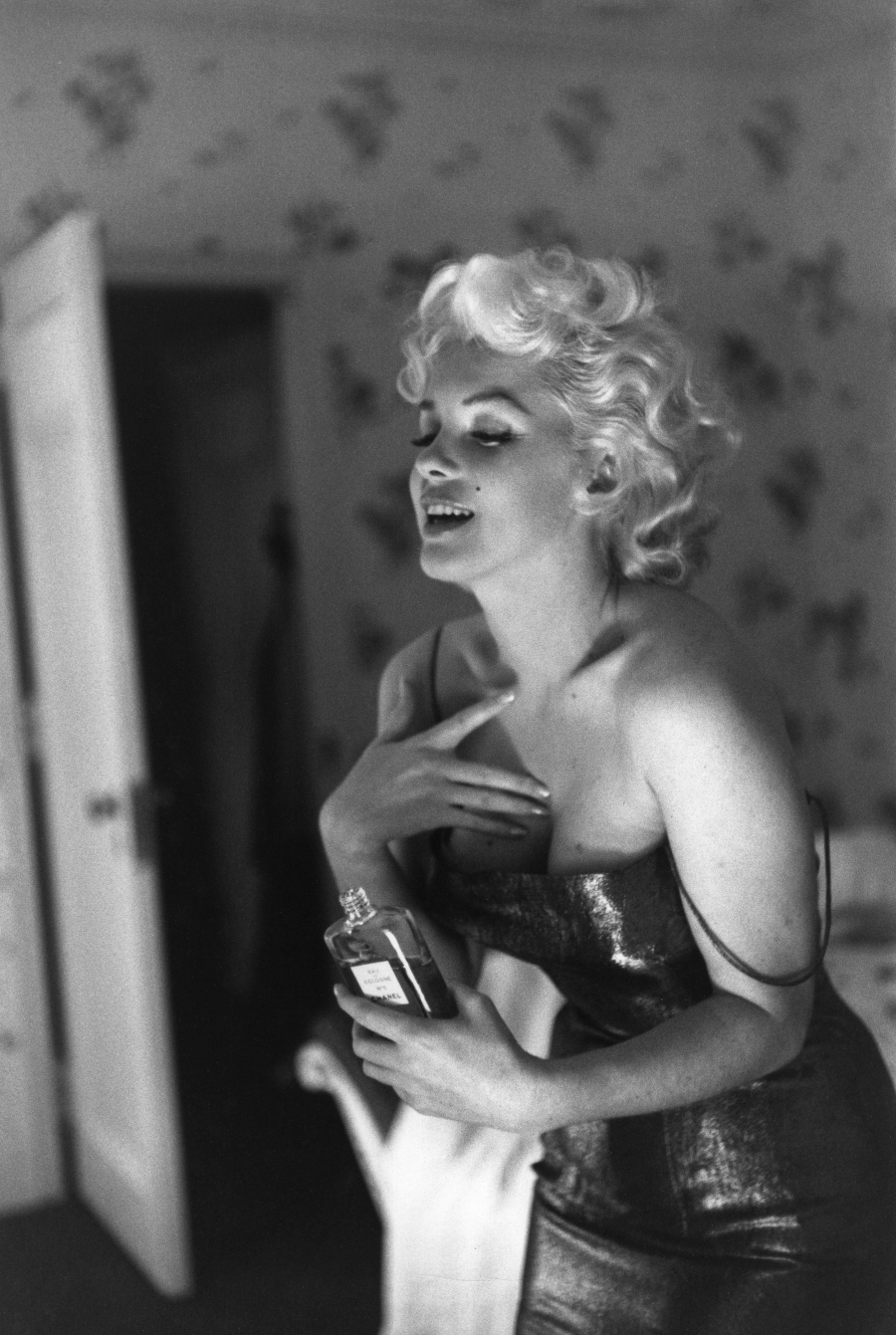Marilyn Monroe, Chanel N°5 parfüm kullanırken, 1955, New York. Fotoğraf: Ed Feingersh / Getty Images