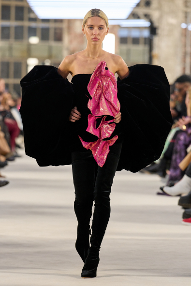 Model Kim Iglinsky walks the runway in the Josephus Thimister Spring  News Photo - Getty Images