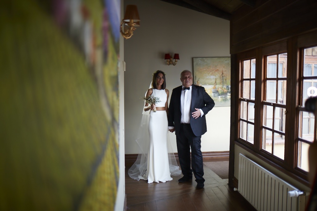 Biz hep birbirimizle evlensek? Türk moda dünyası için bu yazın en neşeli günüydü onların düğünü. Sektörden çok sevdiğimiz iki isim, fotoğrafçı Emre Güven ve tasarımcı Liana Kesenci çok zarif bir kır düğünüyle evlendi. Biz de zarif eğlendik!