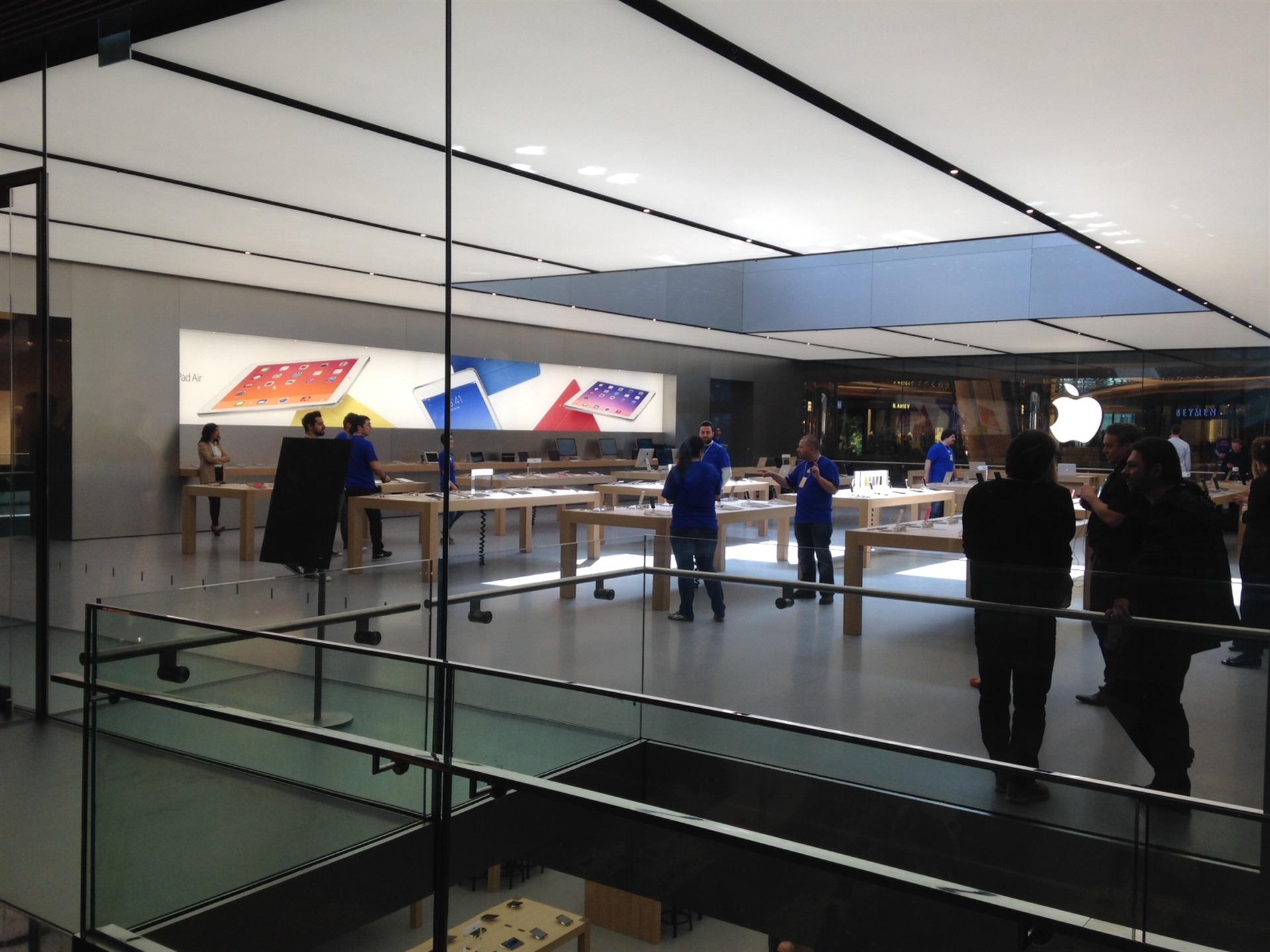 Apple Store’u açılmadan gezdik