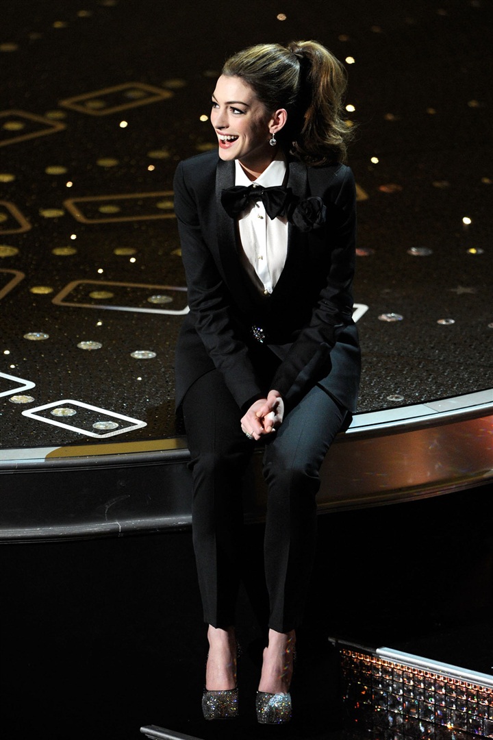 Anne Hathaway, 83. Oscarlar için sahnede yedi ayrı kıyafet daha değiştirdi.