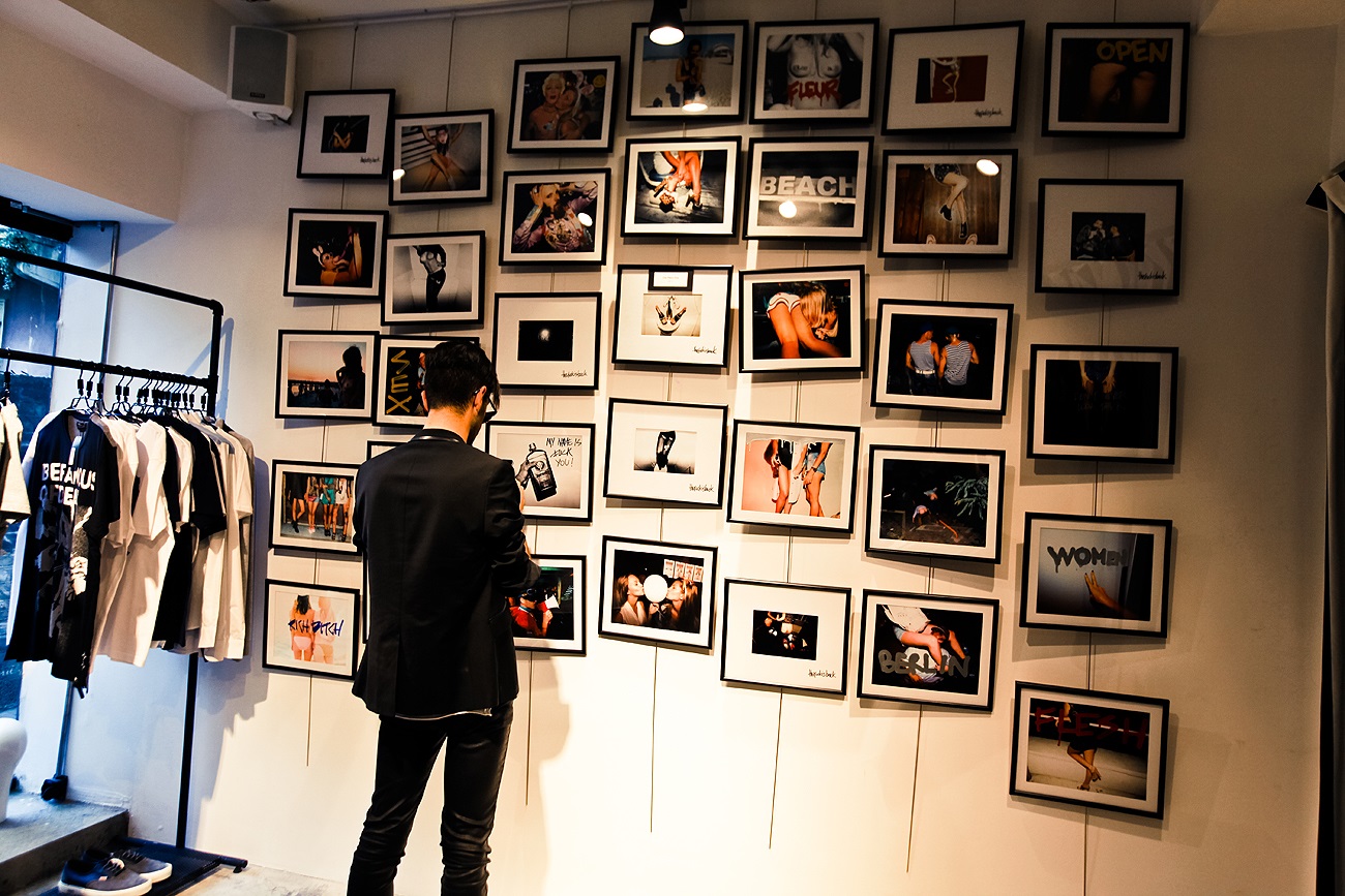 Tchane Okuyan’ın heyecan verici gece hayatı fotoğraf serilerinden seçilen, her biri imzalı ve tek kopya 100 fotoğrafı Selfestate'te sergilendi ve satıldı.