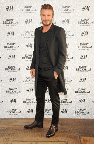 David Beckham, H&M için hazırladığı ilk mayo koleksiyonunu havuz partisiyle tanıttı