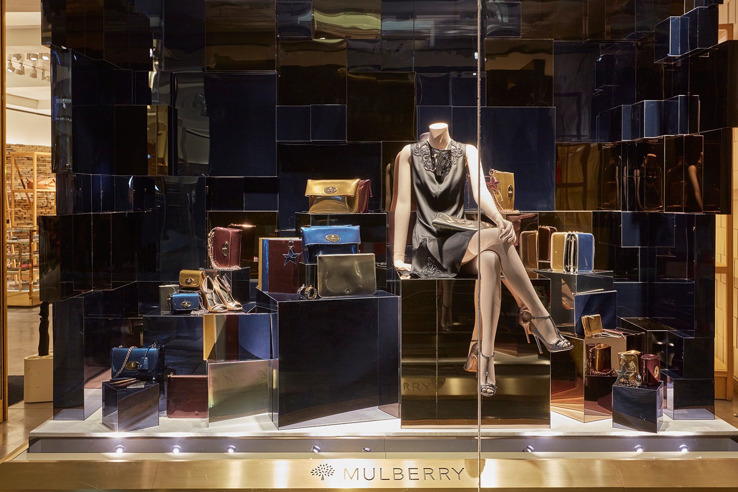 Dior'dan Hermès'e Şık Yılbaşı Vitrinleri