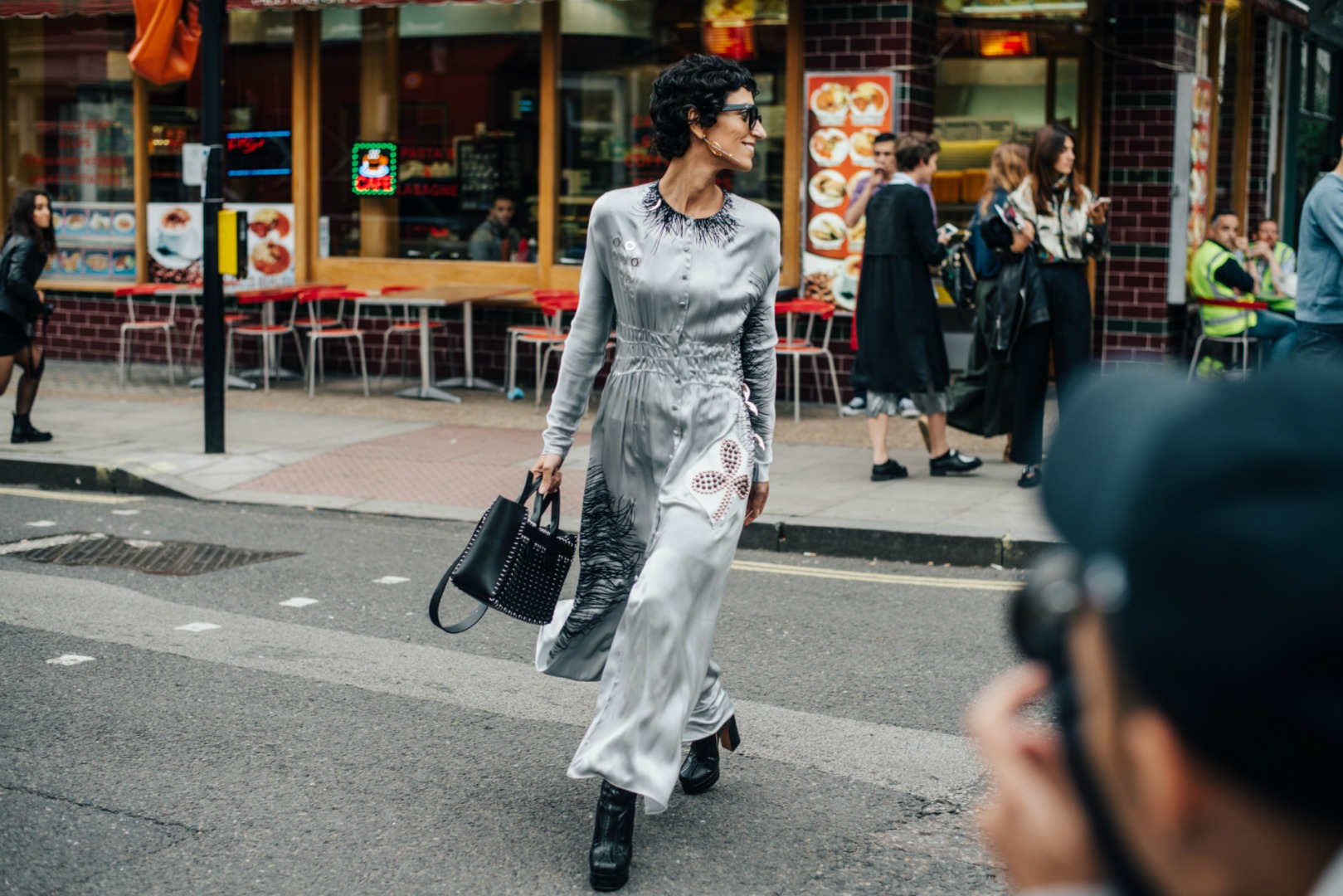 Sokak Stili: 2017 İlkbahar/Yaz Londra Moda Haftası 1. ve 2. Gün