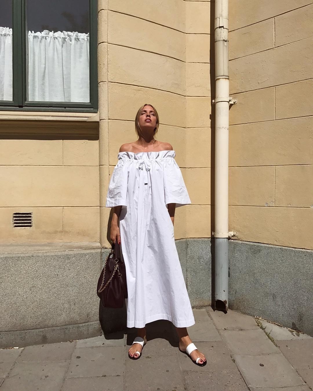 Elbise İkilemi: Uzun Kollu vs. Düşük Omuzlu