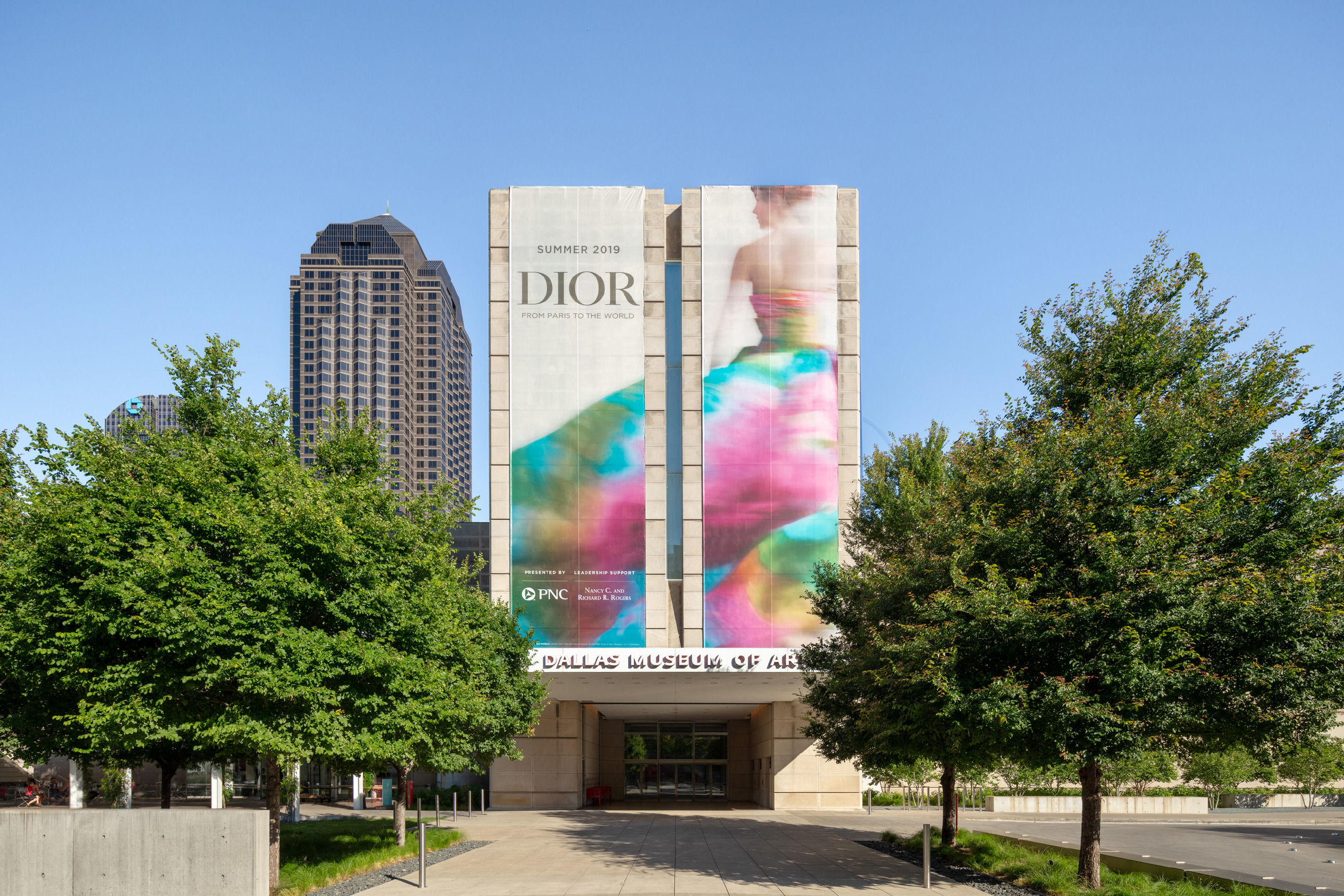 Dior'un Son Sergisi From Paris to the World'e İlk Bakış