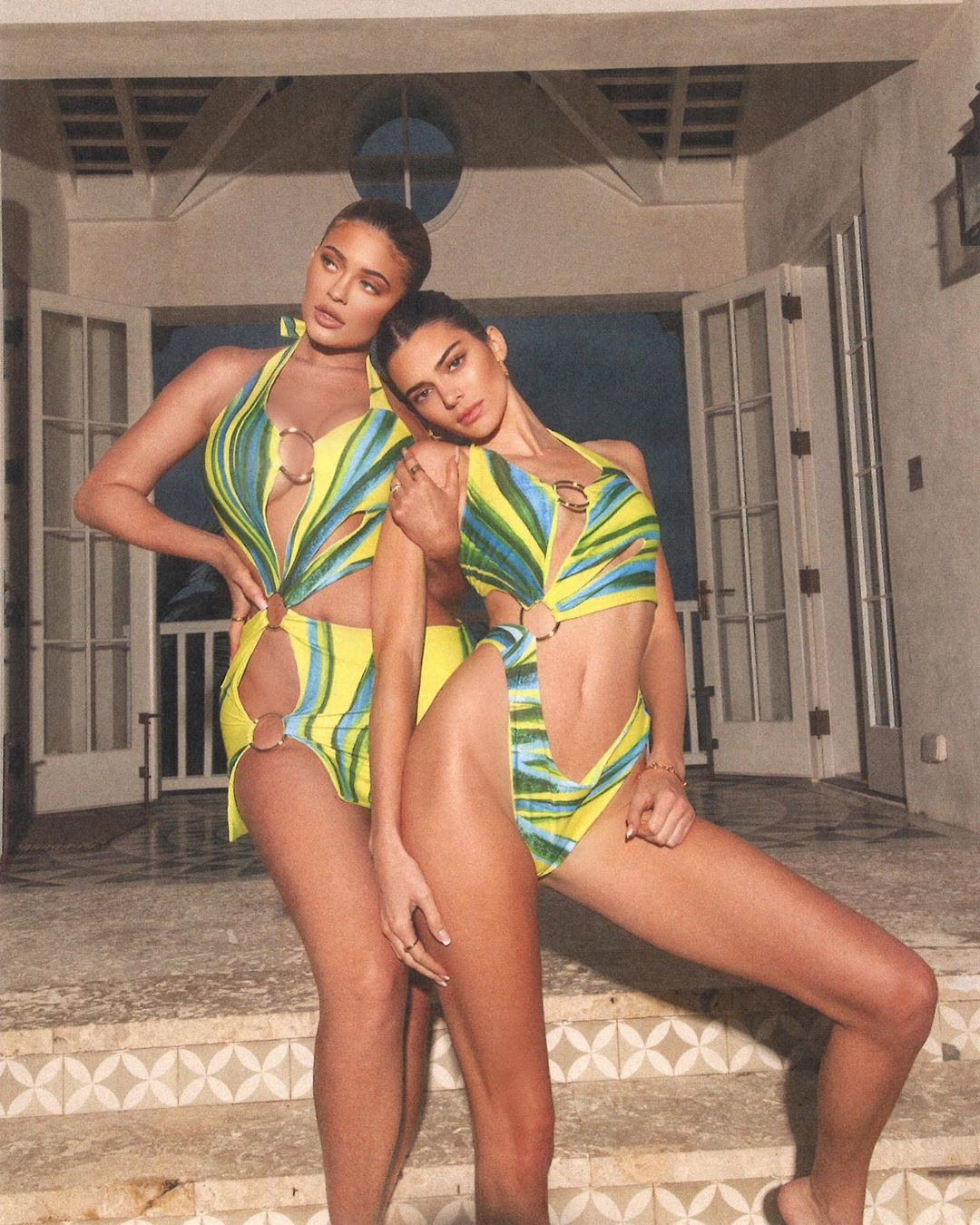 Kylie ve Kendall Jenner'ın Stil Dozu Yüksek Tatili