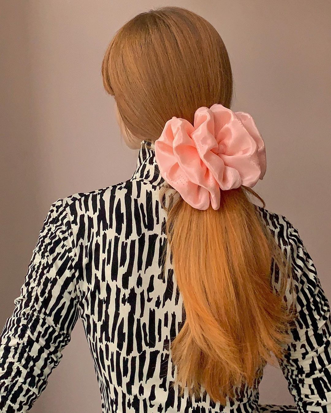 Instagram'dan Güzellik Alarmı: Oversized Scrunchie'ler