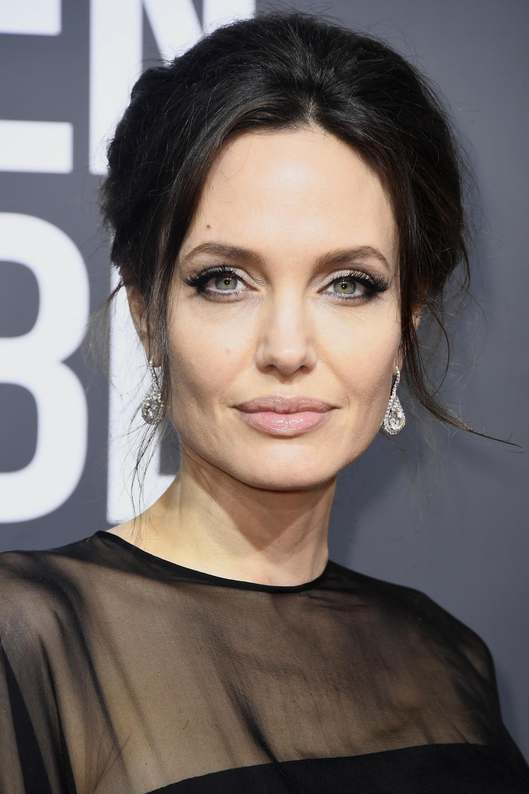 Angelina Jolie'nin Saç ve Makyaj Sırları