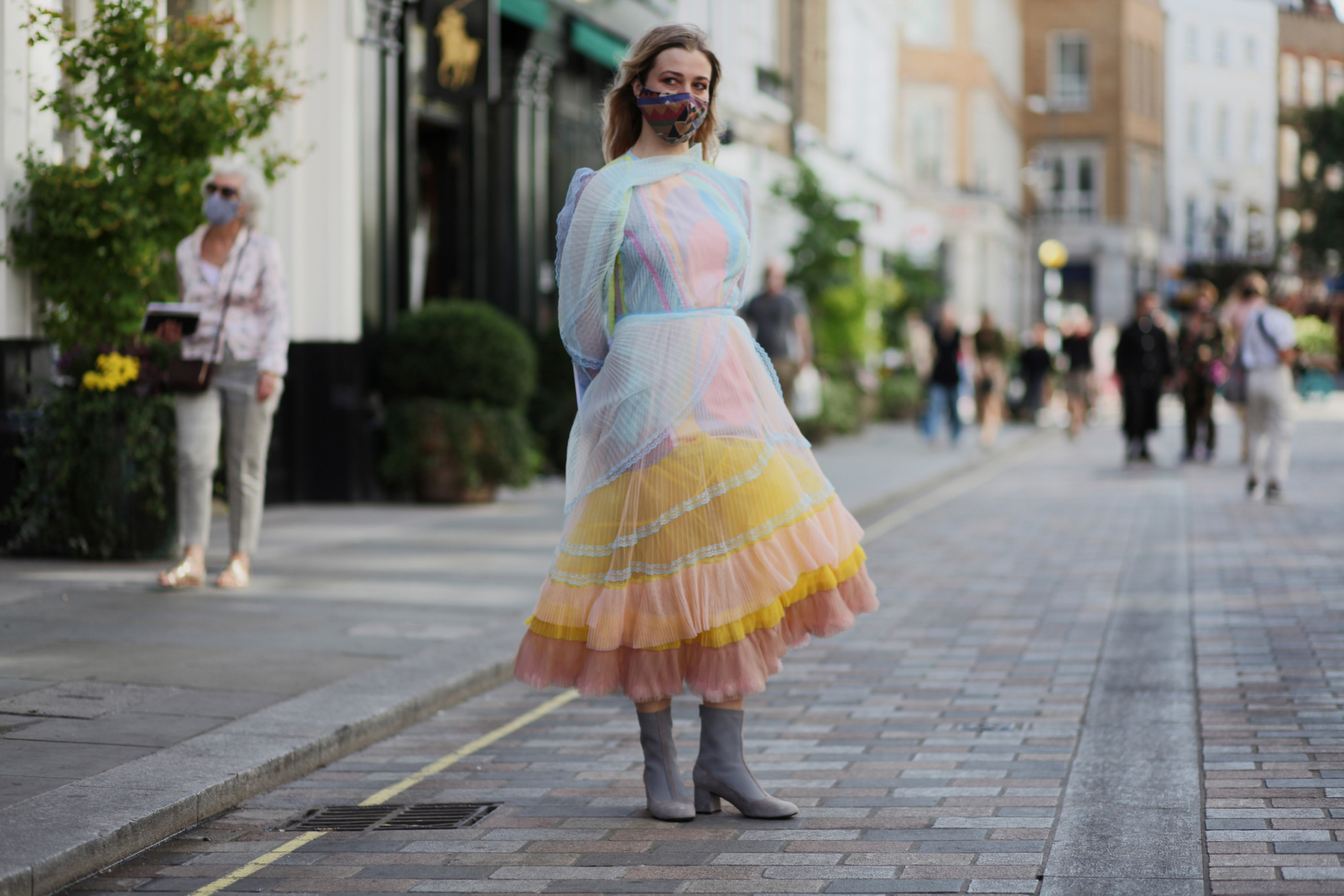 Sokak Stili: 2021 İlkbahar/Yaz Londra Moda Haftası