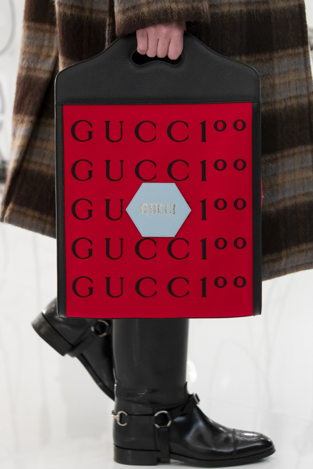 Gucci 'Aria' Defilesinin Dikkat Çeken Aksesuarları
