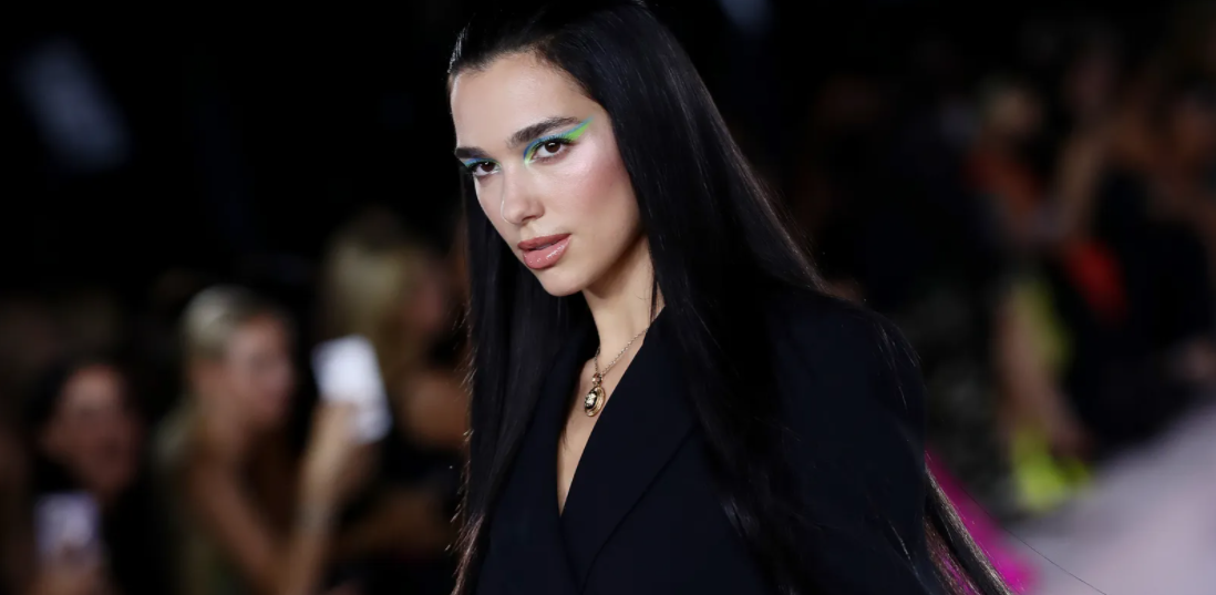 Dua Lipa, Versace Defilesinde Büyük Bir Saç Dönüşümü Başlattı