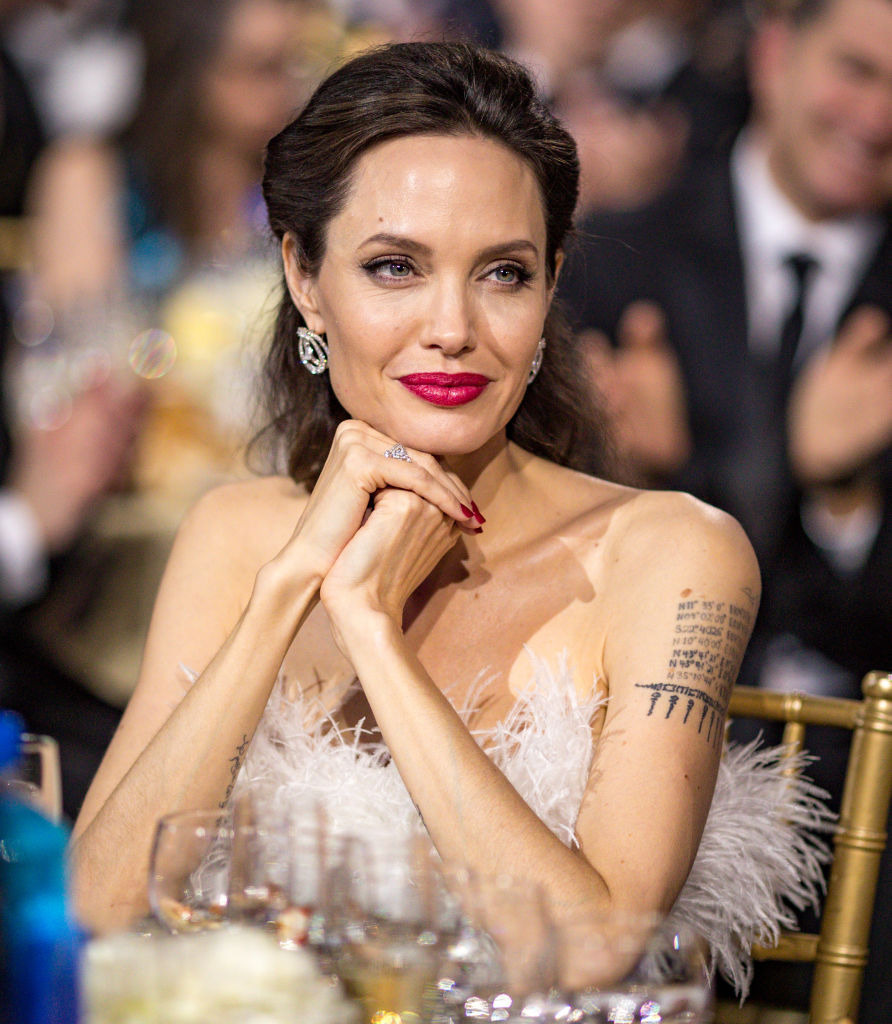 Angelina Jolie'nin Saç ve Makyaj Sırları
