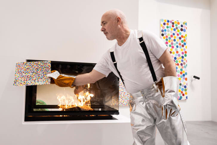 Galeriden Yükselen Dumanlar: Damien Hirst Eserlerini Yakıyor