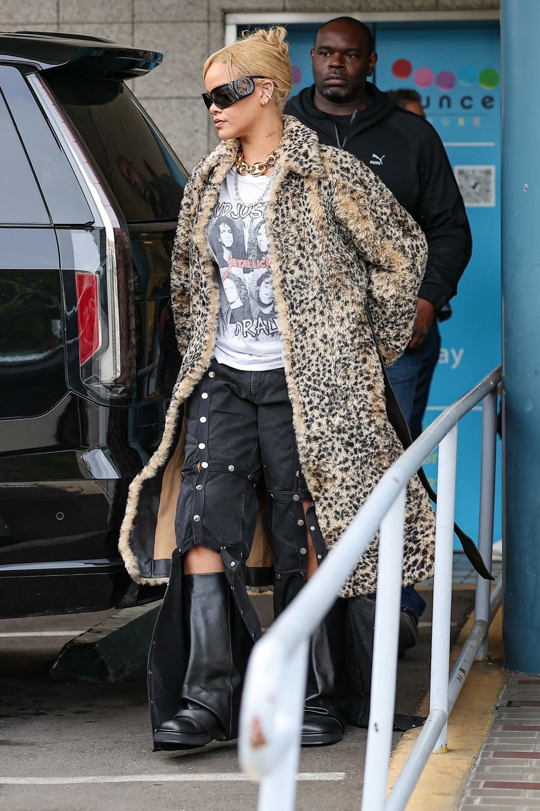 Rihanna “Rocker-Chic” Stilini Yeniden Yorumluyor