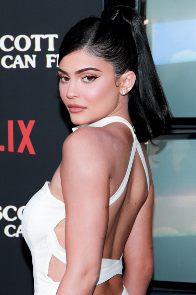 kylie-jenner-beauty-celebrity-corona-virus-hand-sanitizer