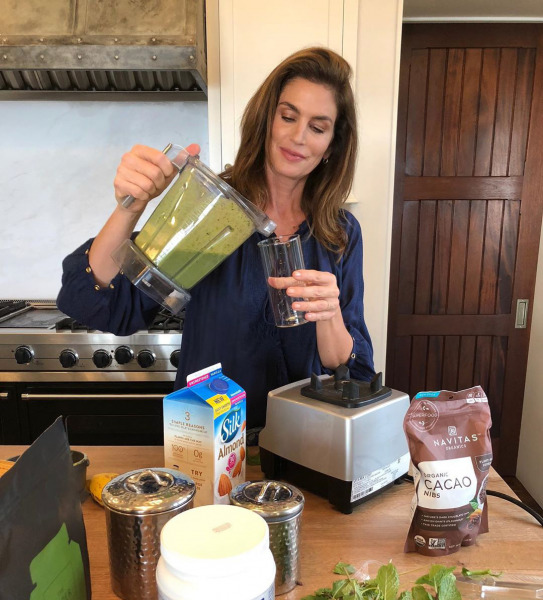 cindy-crawford-morning-beauty-routine