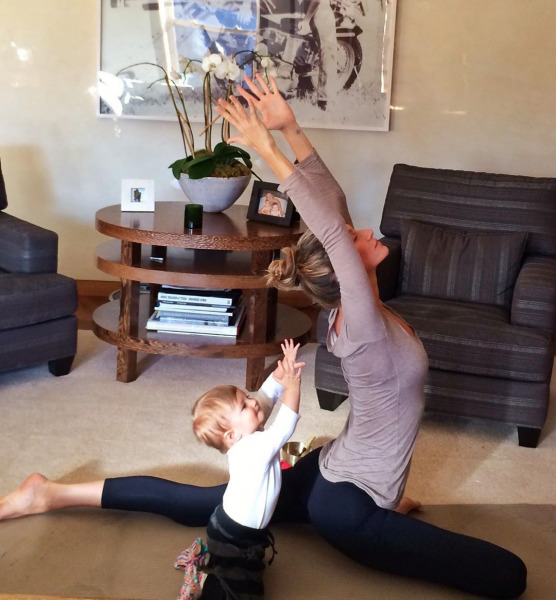 gisele-bündchen-yoga-fitness-family-photo