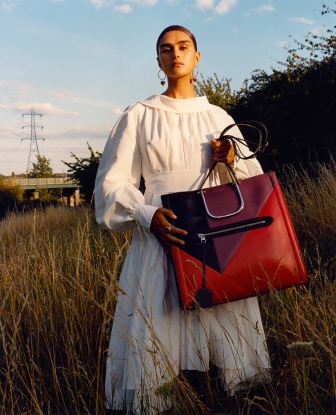 20-08/19/alexander-mcqueen-aw20-campaing-by-jamie-hawkesworth-look-11-tall-story-bag-worn-by-jill-kortleve.jpg