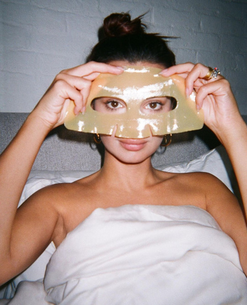 emily-ratajkowski-loops-beauty