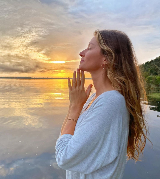 gisele-bündchen-meditation-self-care