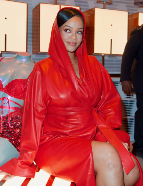 rihanna-red-eyeliner-beauty-pregnant-fenty-savage-red-robe