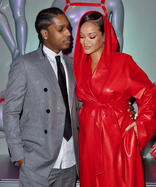 rihanna-red-eyeliner-beauty-pregnant-fenty-savage-red-robe