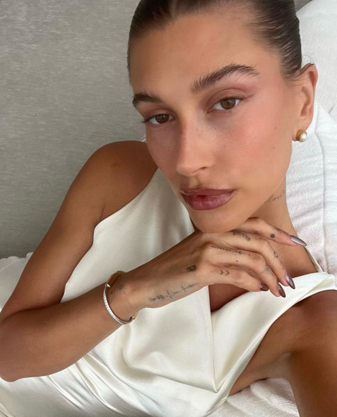 hailey-bieber-lips-glazed-donut-beauty