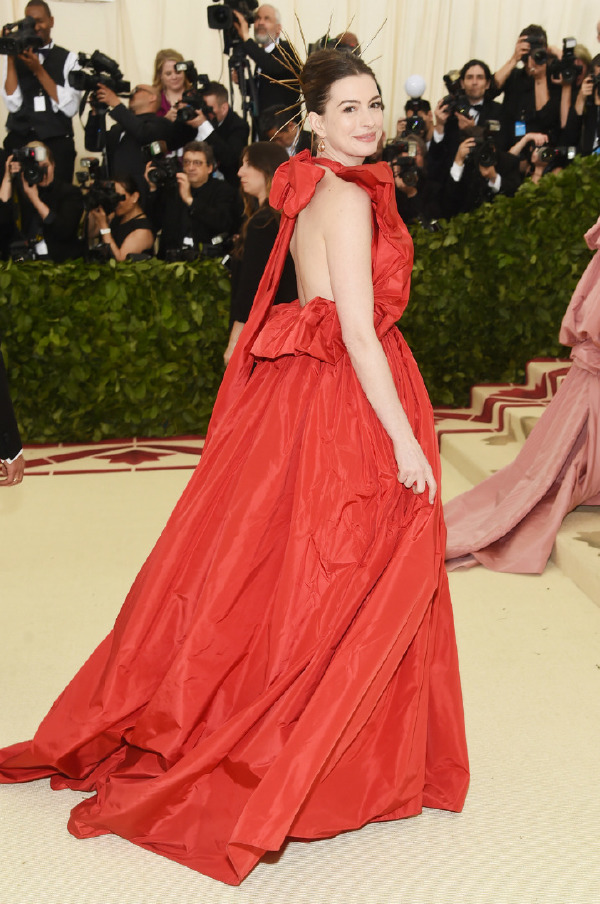 Anne Hathaway, Kıyafet: Valentino