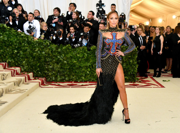 Jennifer Lopez, Kıyafet: Balmain, Mücevher: Tiffany & Co.