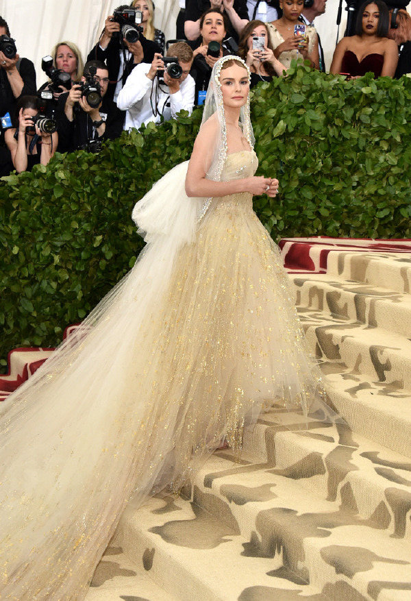 Kate Bosworth, Kıyafet: Oscar de la Renta, Mücevher: Tacori jewelry.