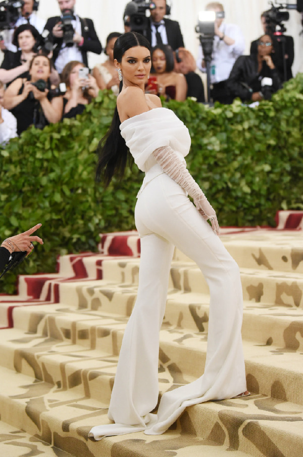 Kendall Jenner, Kıyafet: Off-White, Mücevher: Tiffany & Co. jewelry, Ayakkabı: Jimmy Choo