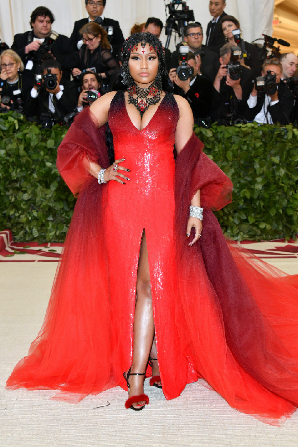 Nicki Minaj, Kıyafet: Oscar de la Renta, Mücevher: Tiffany & Co.