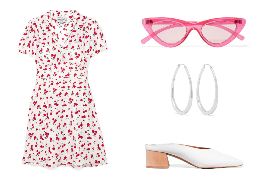 Elbise: HVN, Gözlük: Le Specs, Terlik: By Far, Küpe: Sophie Buhai