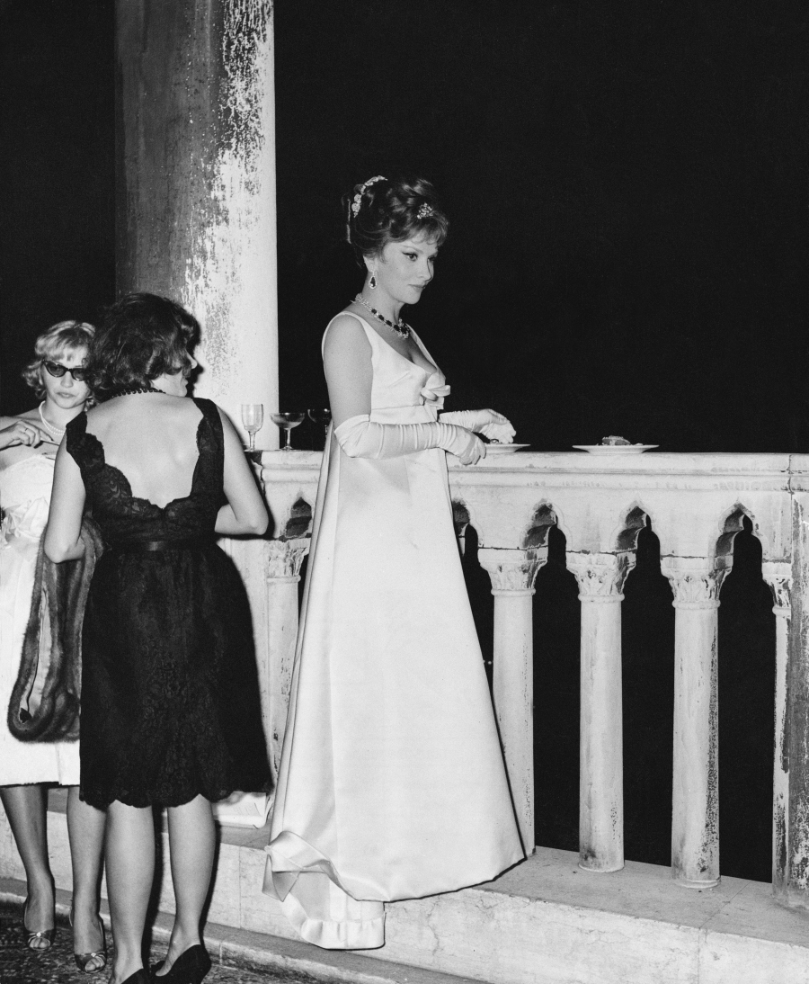 1962 - Uzun eldivenleri, Bulgari mücevherleri ve kedi gözü makyajıyla Gina Lollobrigida