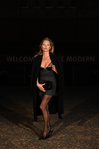 Kate Moss, Gucci Defilesinde “Office Siren” Trendine Hayat Veriyor